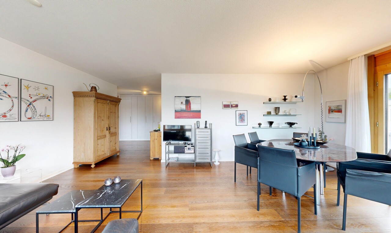 wohn- / esszimmer mit inside property, gipskartonwand, drywall, holzfußboden, und wood finish floor