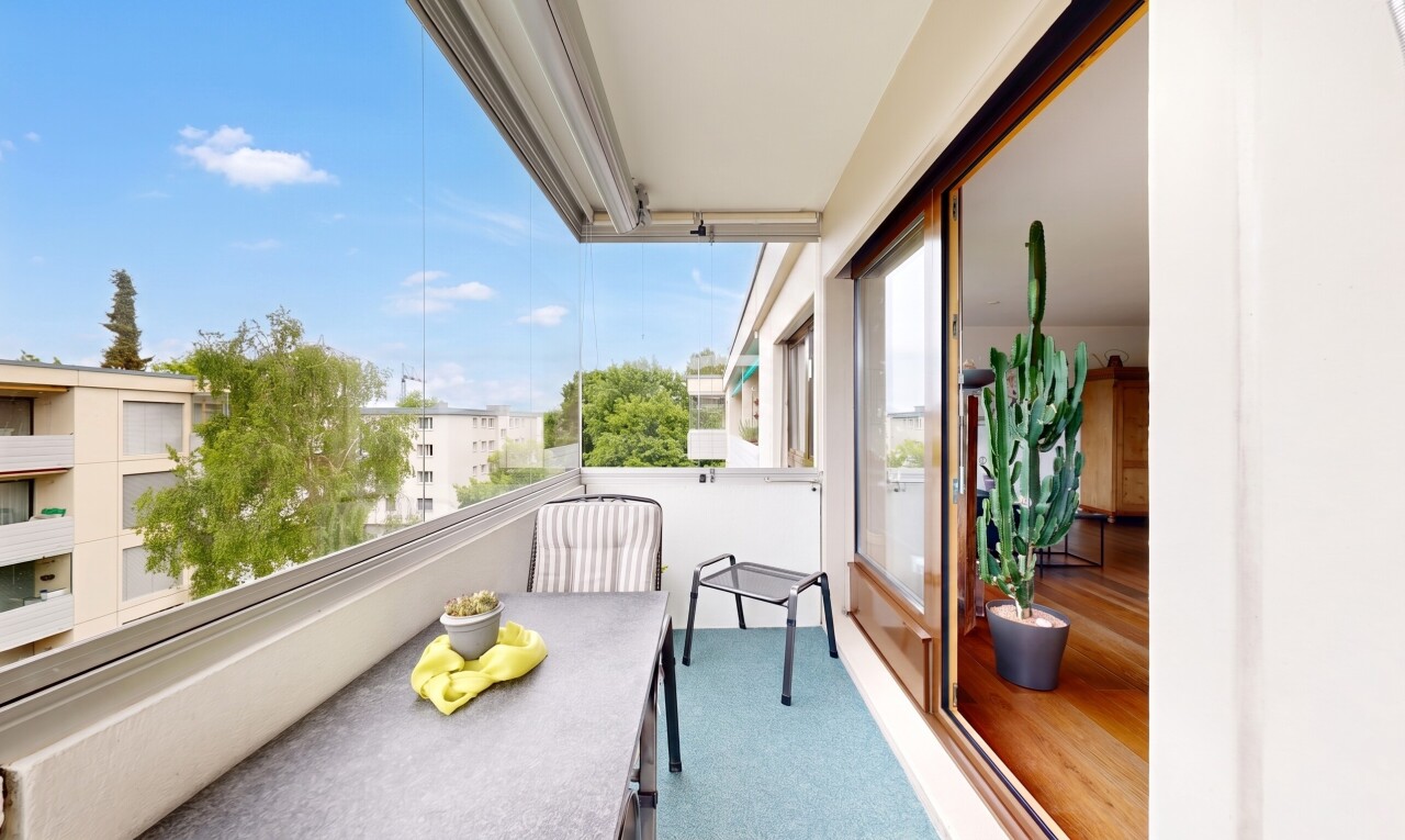 balkon mit balkon, day time, und from property