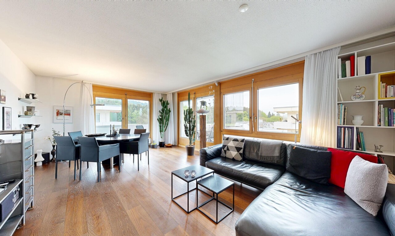wohn- / esszimmer mit wood finish floor, holzfußboden, inside property, natural light, und natürliches licht