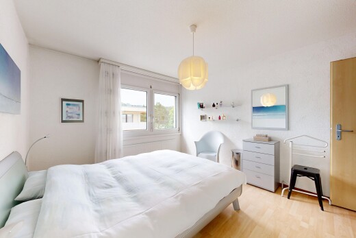 chambre avec wood finish floor, sol en finition bois, inside property, natural light, et lumière naturelle