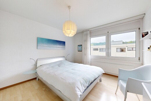 zimmer / schlafzimmer mit holzfußboden, wood finish floor, gipskartonwand, drywall, und kühler
