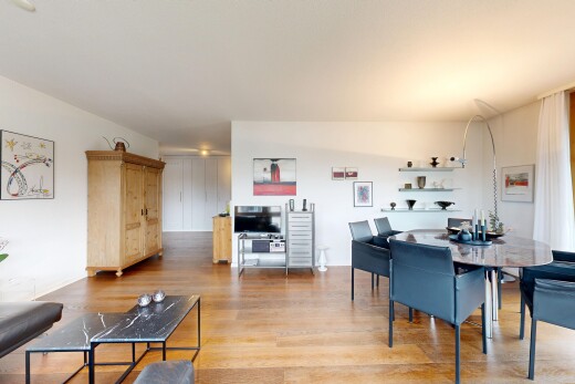 salon / salle à manger avec inside property, cloison sèche, drywall, sol en finition bois, et wood finish floor