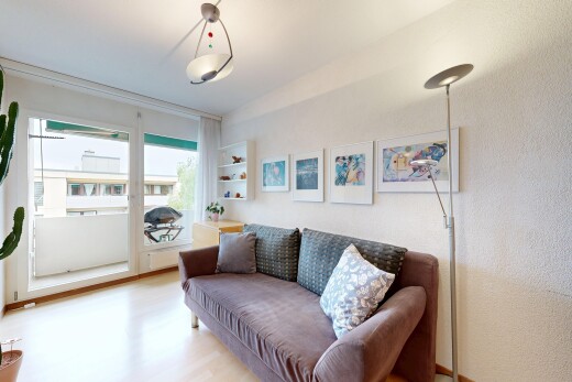wohnzimmer mit inside property, natürliches licht, natural light, holzfußboden, und wood finish floor