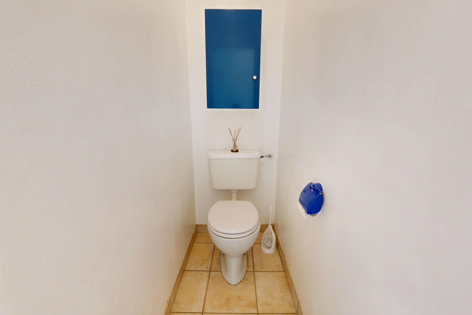 salle de bains avec inside property, drywall, cloison sèche, baseboards wall, et plinthes murales