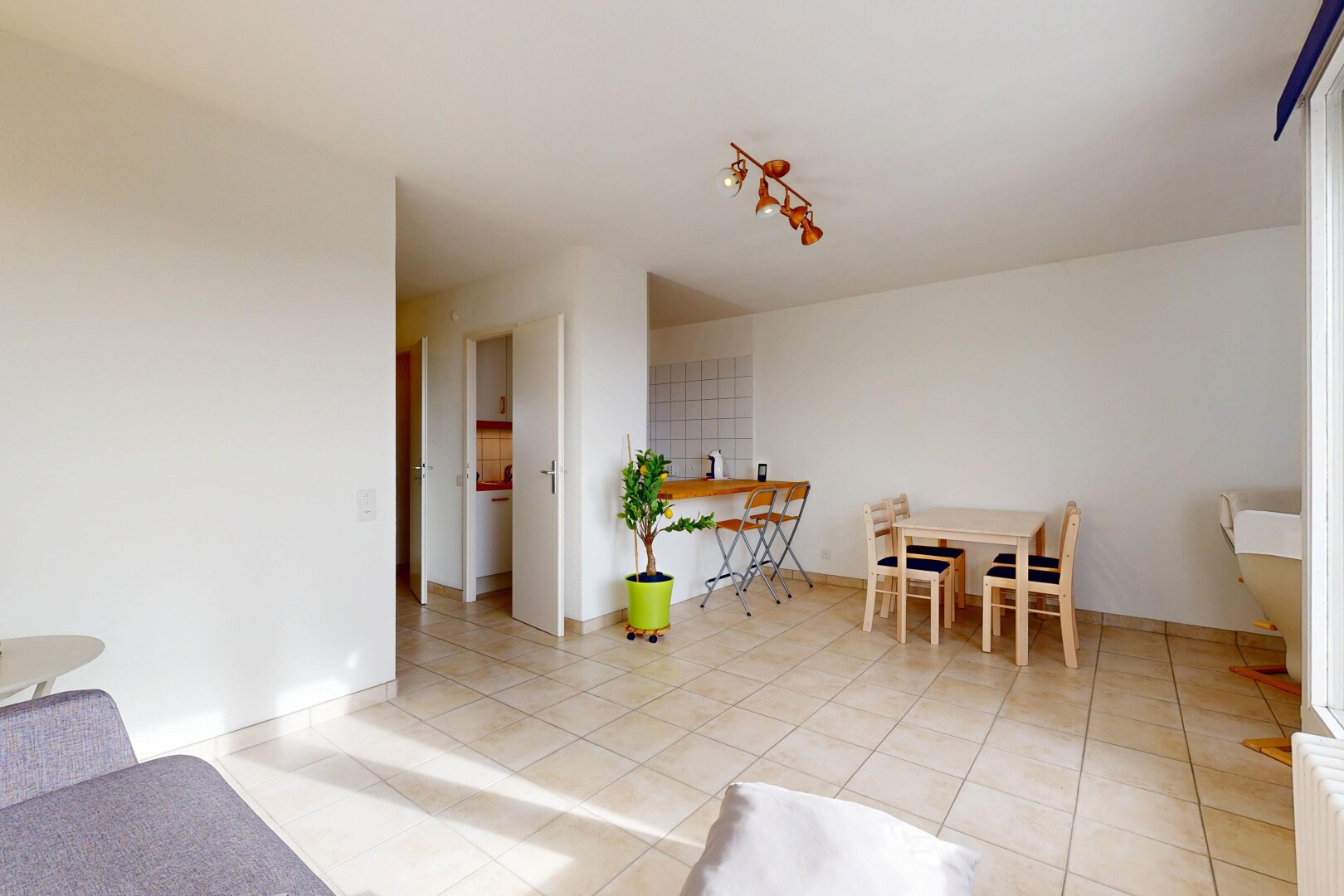 salon / salle à manger avec drywall, cloison sèche, inside property, tile floor, et sol en carrelage