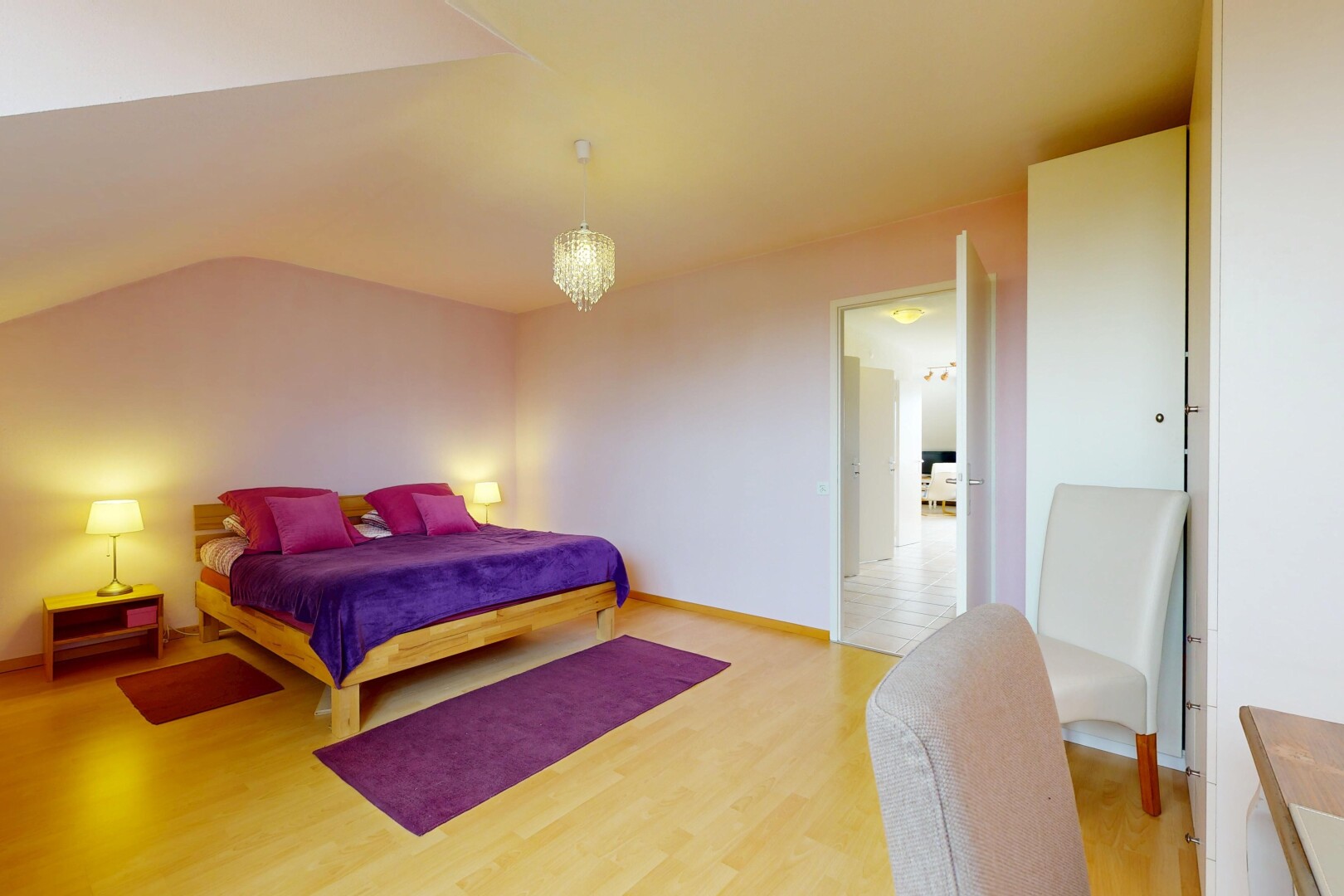 chambre avec sol en finition bois, wood finish floor, cloison sèche, drywall, et inside property