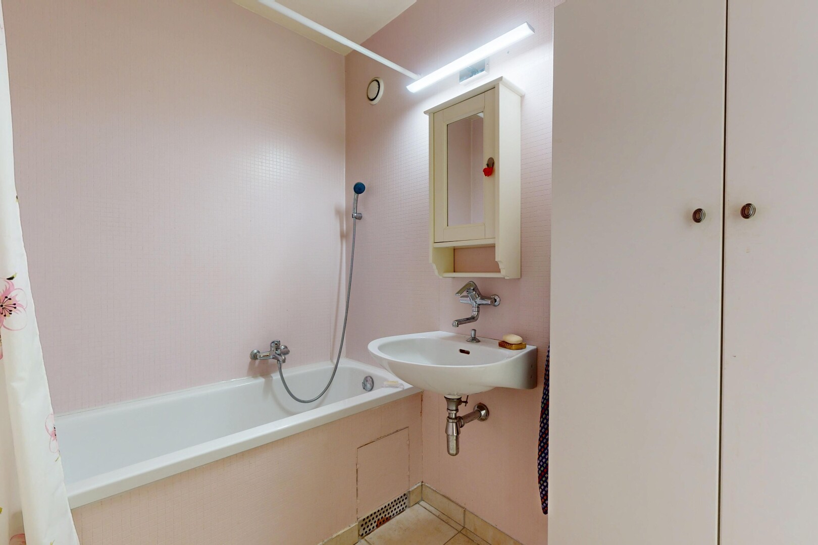 salle de bains avec douche-bain combinés, miroir, inside property, salle de bain complète, et drywall