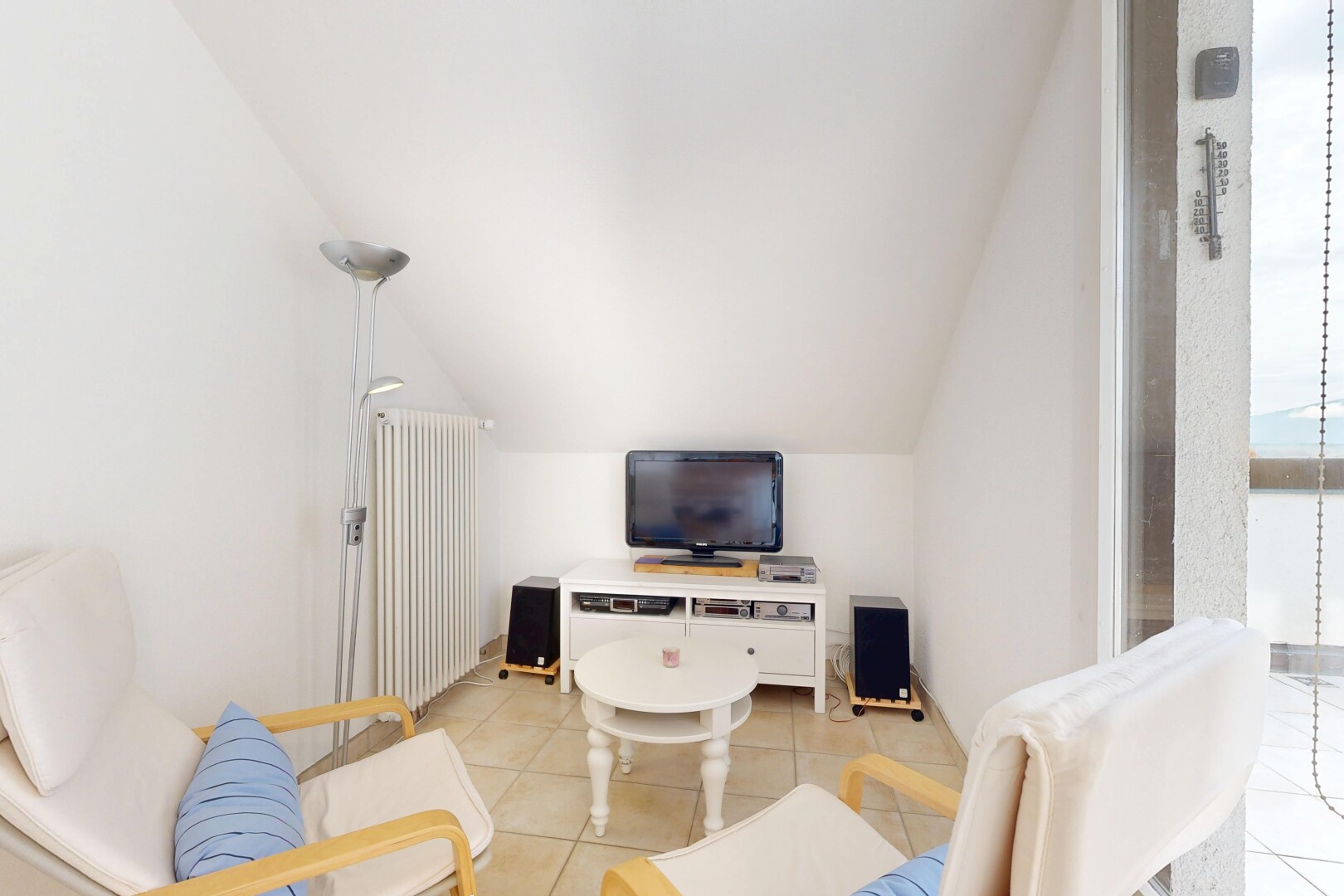 salon avec télévision, radiateur, drywall, cloison sèche, et tile floor