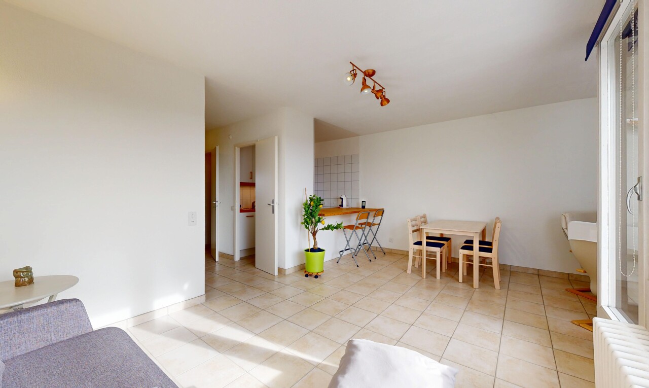 salon / salle à manger avec drywall, cloison sèche, inside property, tile floor, et sol en carrelage