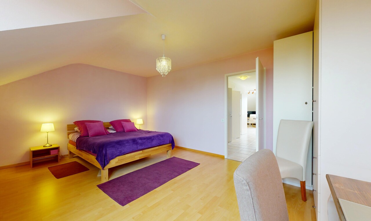 chambre avec sol en finition bois, wood finish floor, cloison sèche, drywall, et inside property