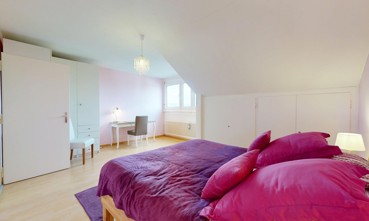 chambre avec sol en finition bois, wood finish floor, inside property, espace bureau, et lumière naturelle