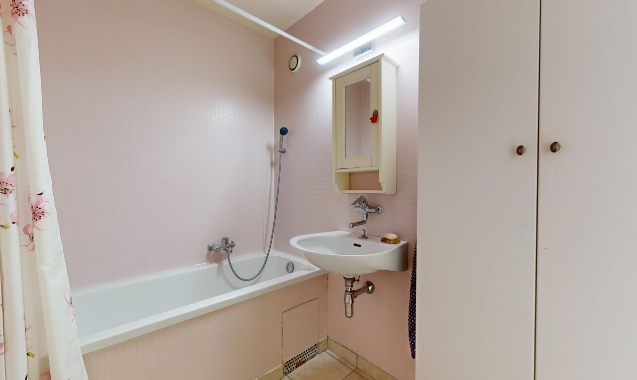 salle de bains avec douche-bain combinés, miroir, inside property, salle de bain complète, et drywall