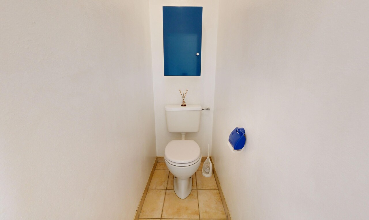 salle de bains avec inside property, drywall, cloison sèche, baseboards wall, et plinthes murales