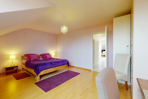 zimmer / schlafzimmer mit holzfußboden, wood finish floor, gipskartonwand, drywall, und inside property