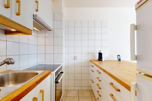 küche mit weiße schränke, kühlschrank, herd, dunstabzugshaube, und fliesenboden