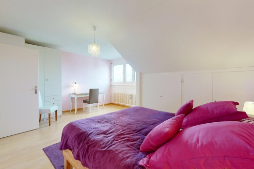 chambre avec sol en finition bois, wood finish floor, inside property, espace bureau, et lumière naturelle