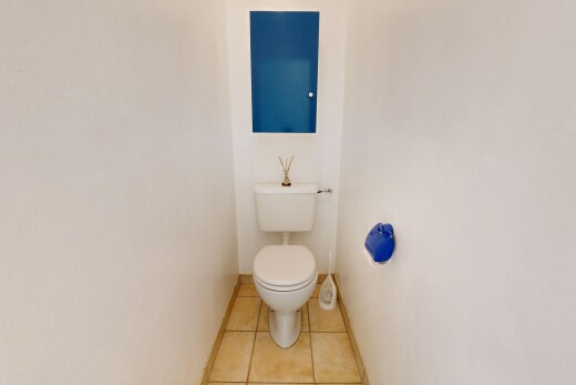 bad mit inside property, drywall, gipskartonwand, baseboards wall, und sockelleisten