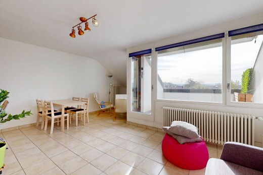 salon / salle à manger avec radiateur, inside property, natural light, lumière naturelle, et tile floor
