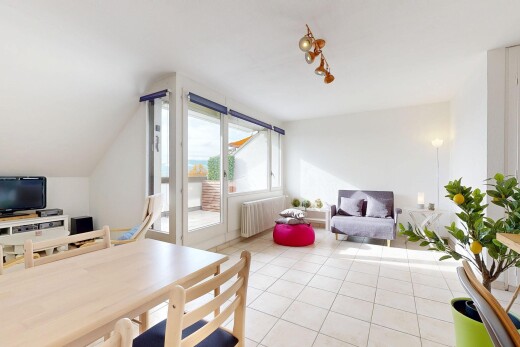 wohn- / esszimmer mit inside property, drywall, gipskartonwand, fernseher, und tile floor