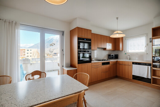 küche mit natürliches licht, waschbecken, geschirrspülmaschine, und arbeitsplatten