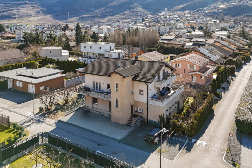 außenansicht mit zaun und wohngebietblick