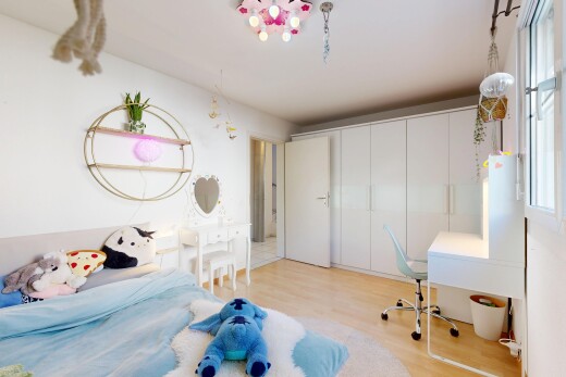 zimmer / schlafzimmer mit wood finish floor, holzfußboden, inside property, drywall, und gipskartonwand