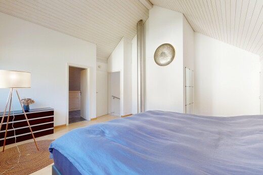 zimmer / schlafzimmer mit vaulted ceiling, dachschräge, inside property, drywall, und gipskartonwand