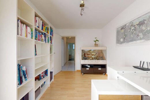 wohnzimmer mit inside property, drywall, gipskartonwand, wood finish floor, und holzfußboden