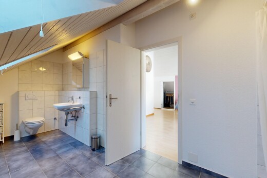 bad mit tile wall, fliesenwand, spiegel, toilette, und tile floor