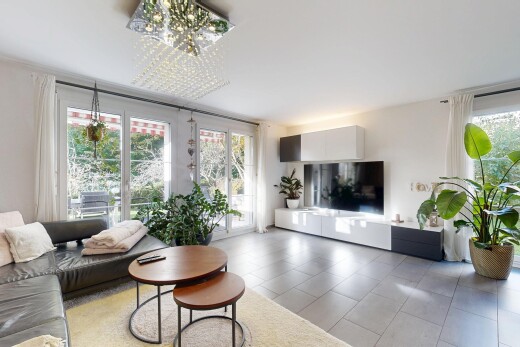 wohnzimmer mit fernseher, drywall, gipskartonwand, inside property, und natural light