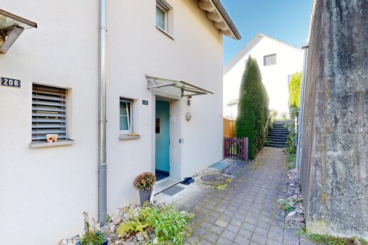 außenansicht mit property visible, zaun, stuckverkleidung, und day time