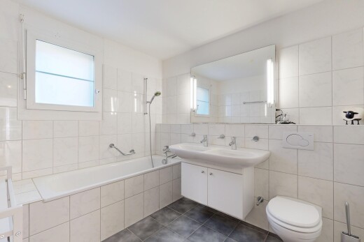 bad mit fliesenwand, tile wall, komplettes badezimmer, spiegel, und kombiniertes bad / dusche