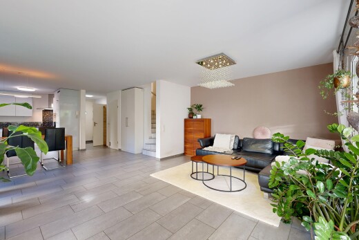 wohnzimmer mit inside property, gipskartonwand, drywall, treppen, und bemerkenswerter kronleuchter