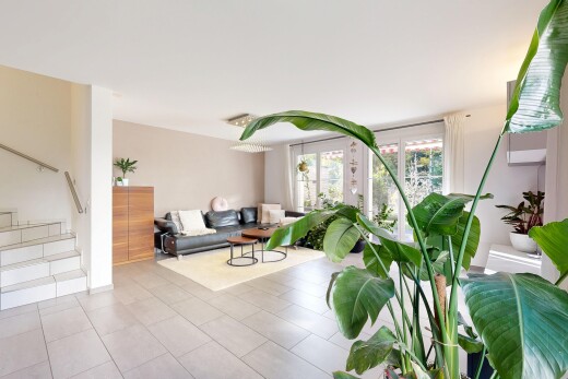 wohnzimmer mit natural light, natürliches licht, treppen, drywall, und gipskartonwand
