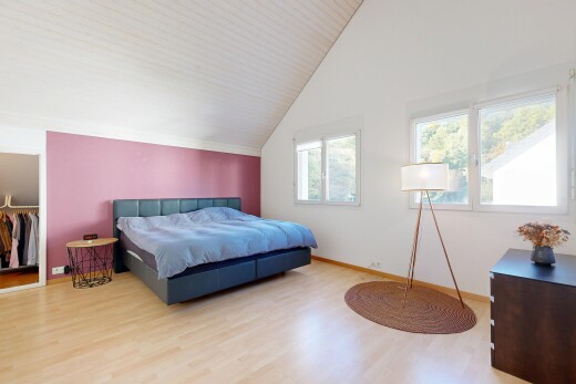 zimmer / schlafzimmer mit gipskartonwand, drywall, natürliches licht, natural light, und holzfußboden