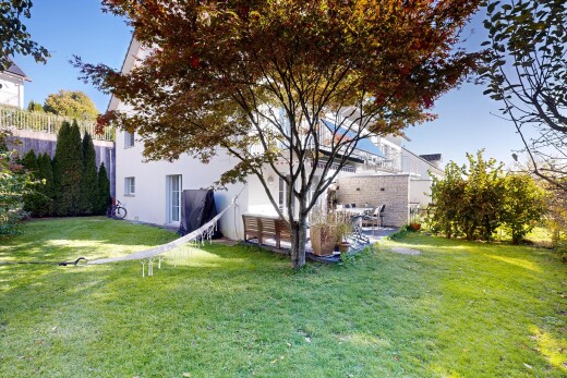 garten mit rasen, day time, terrasse, und property visible