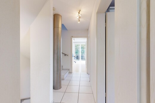 halle / korridor mit inside property, tile floor, fliesenboden, natural light, und natürliches licht