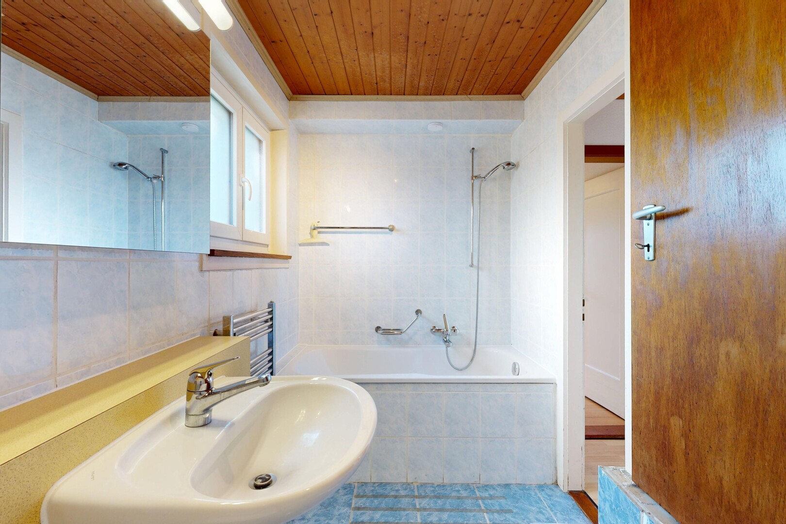 bad mit waschbecken, spiegel, komplettes badezimmer, kombiniertes bad / dusche, und holzdecke