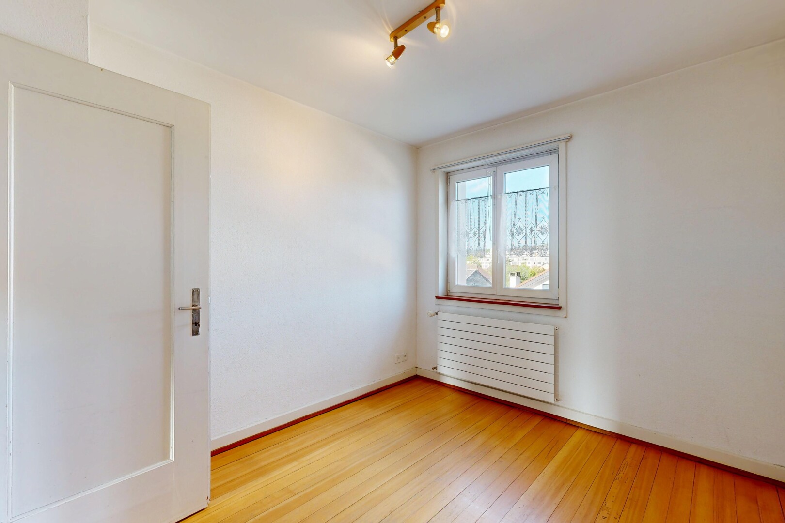 leerer raum mit deckenbeleuchtung, drywall, gipskartonwand, wood finish floor, und holzfußboden