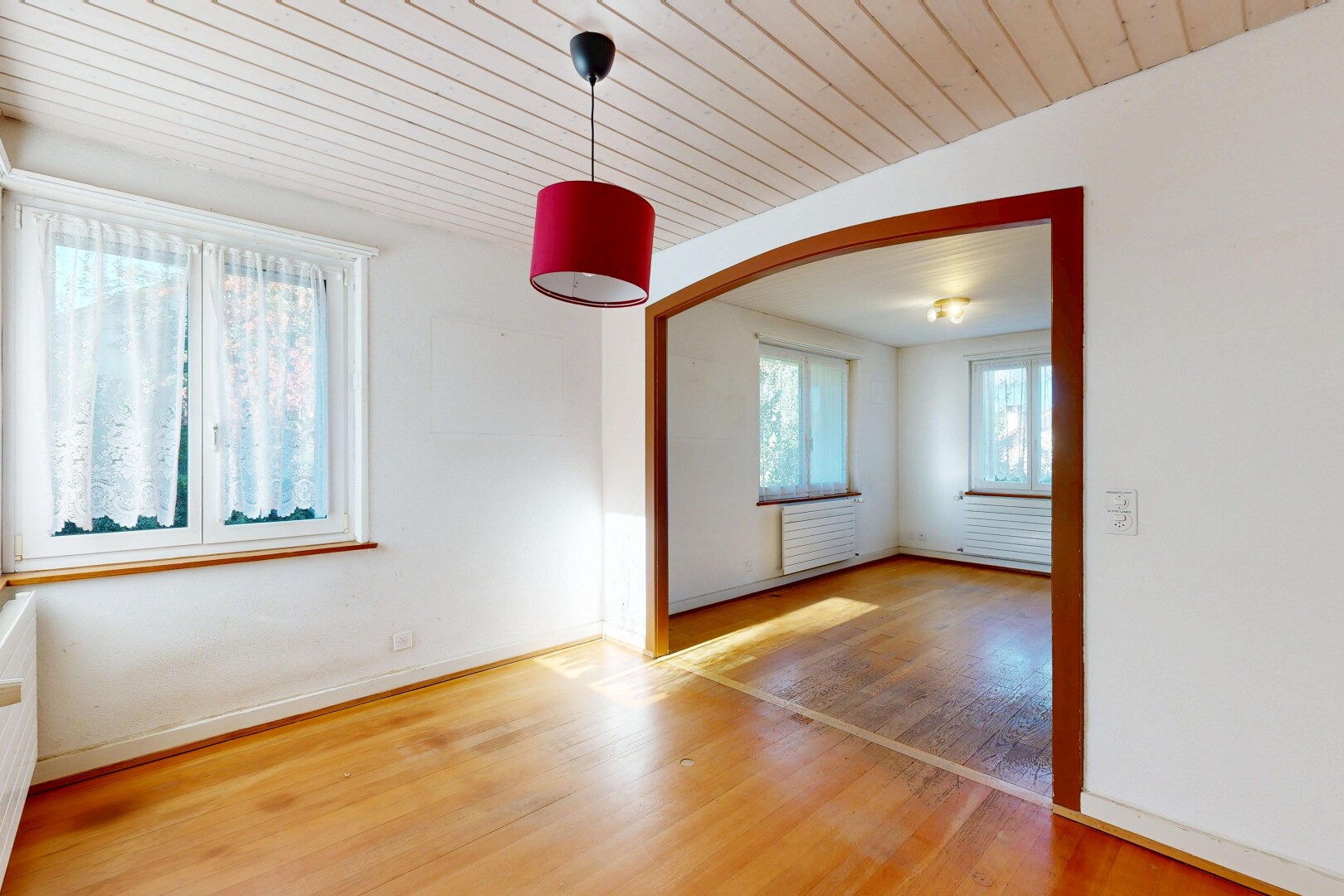 leerer raum mit wood ceiling, holzdecke, drywall, gipskartonwand, und natürliches licht