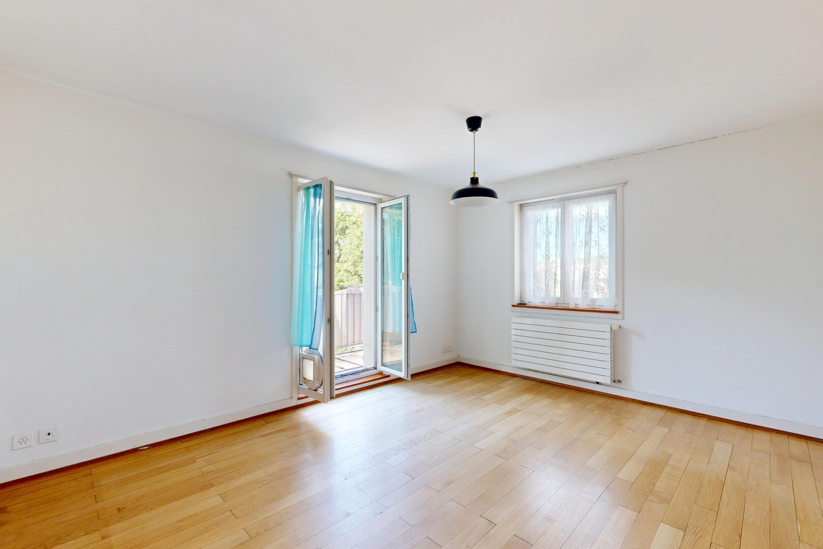 leerer raum mit pendelleuchte, gipskartonwand, drywall, holzfußboden, und wood finish floor