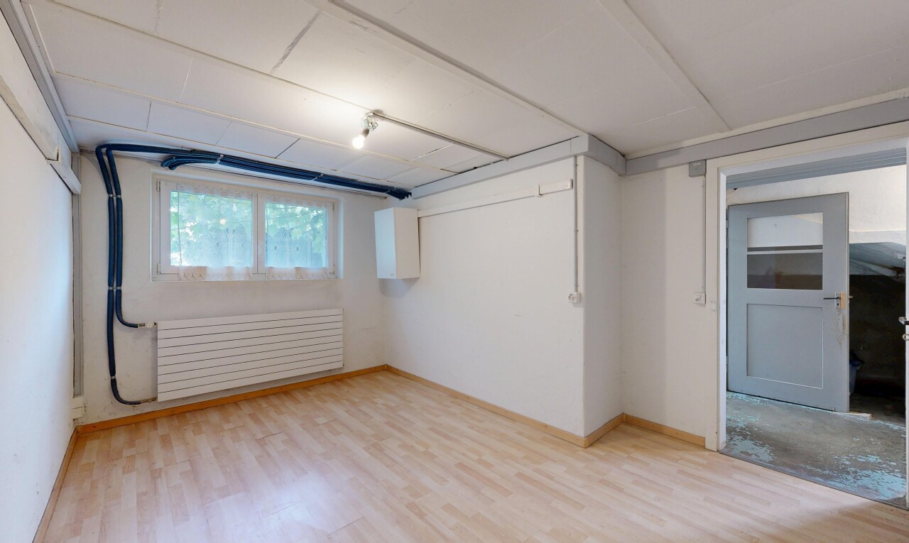 leerer raum mit drywall, gipskartonwand, inside property, natürliches licht, und wood finish floor
