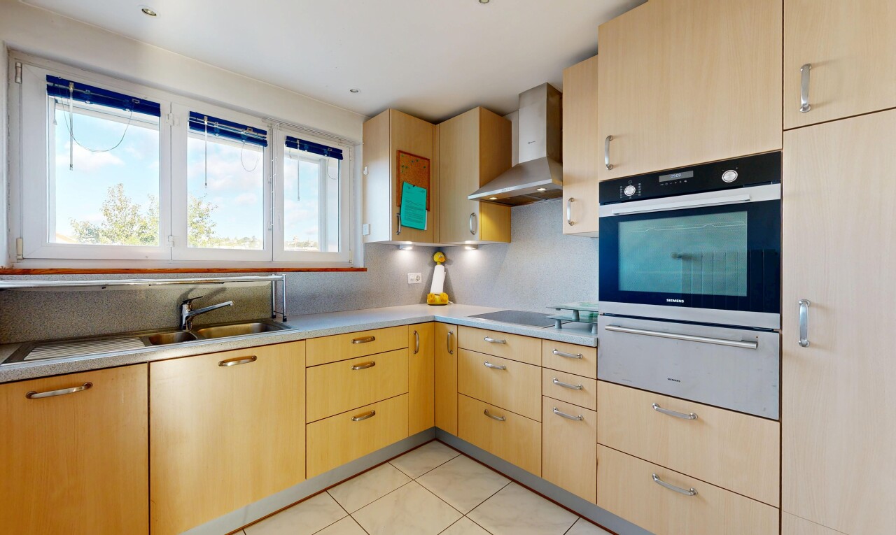 küche mit hellbraune schränke, light brown cabinets, dunstabzugshaube, arbeitsplatten, und light countertops