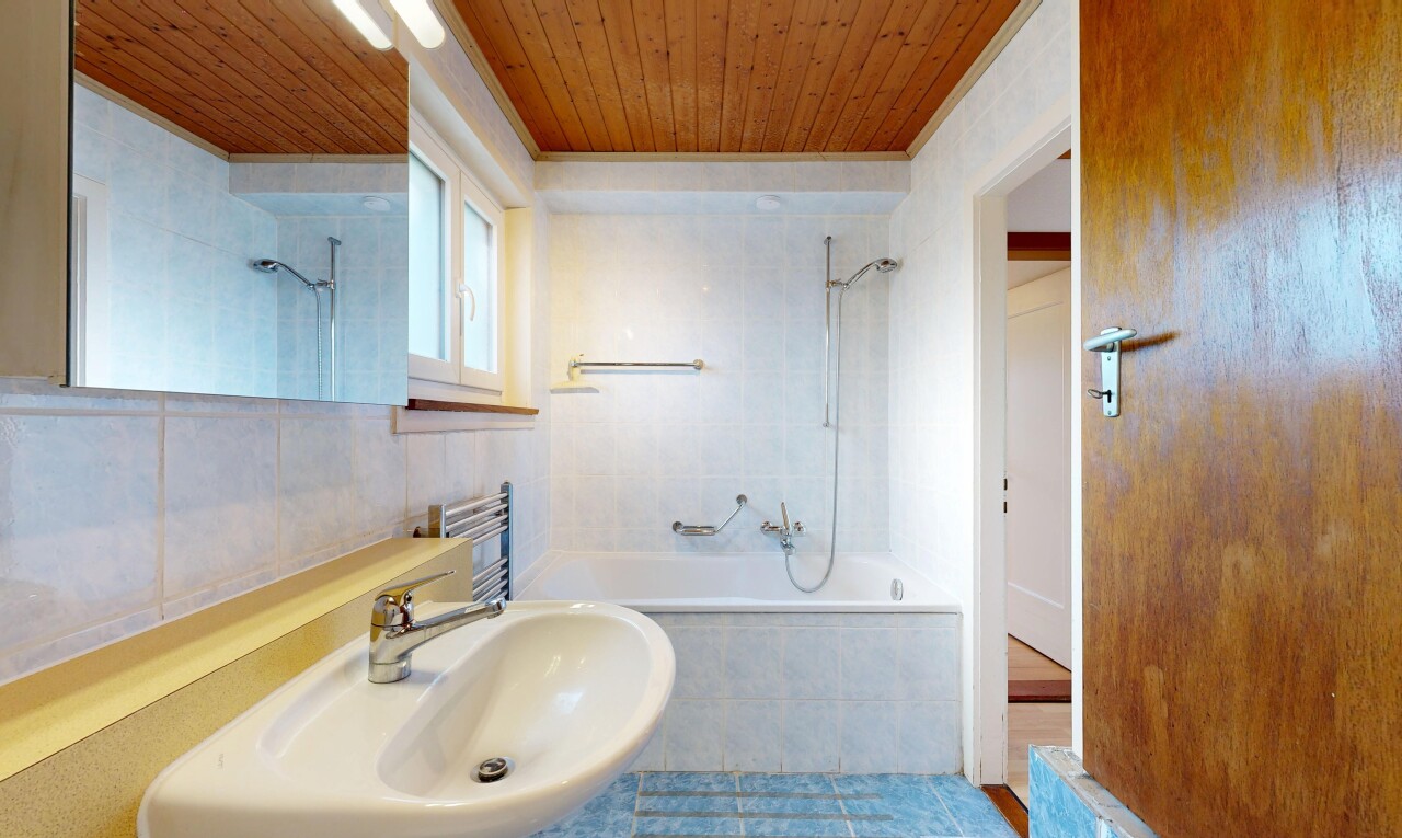 bad mit waschbecken, spiegel, komplettes badezimmer, kombiniertes bad / dusche, und holzdecke