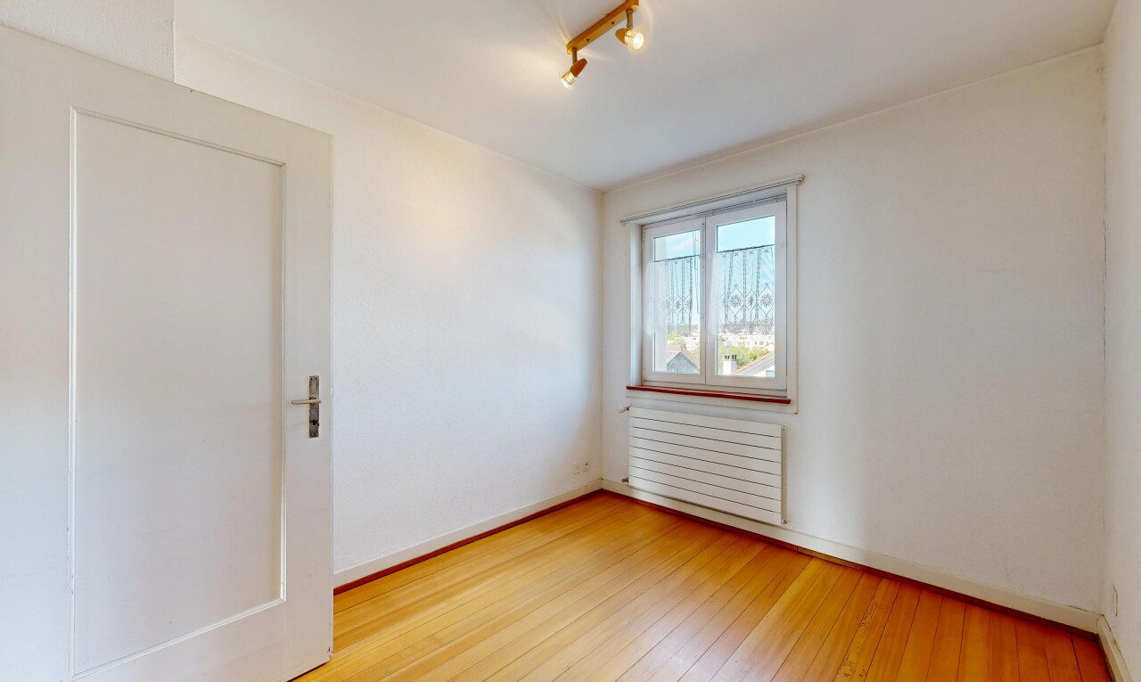 leerer raum mit deckenbeleuchtung, drywall, gipskartonwand, wood finish floor, und holzfußboden