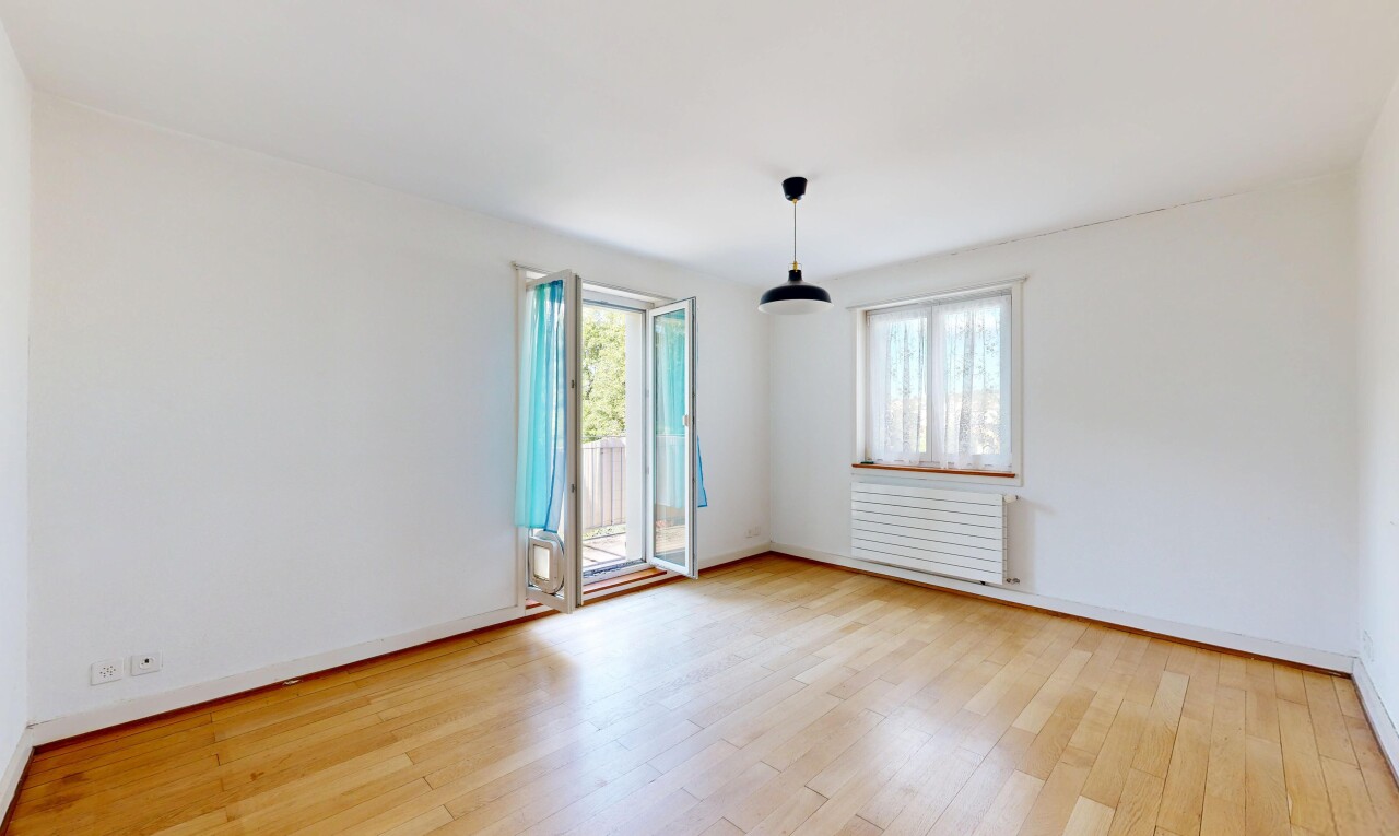 leerer raum mit pendelleuchte, gipskartonwand, drywall, holzfußboden, und wood finish floor