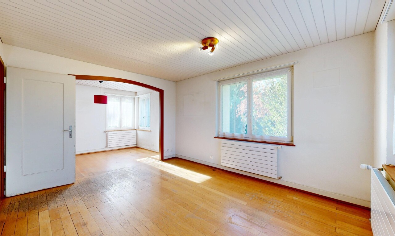 leerer raum mit kühler, gewölbte gehwege, gipskartonwand, drywall, und holzfußboden