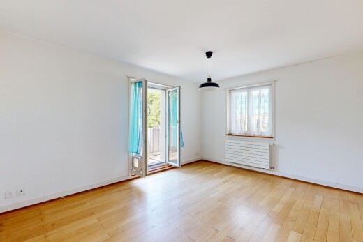 leerer raum mit pendelleuchte, gipskartonwand, drywall, holzfußboden, und wood finish floor