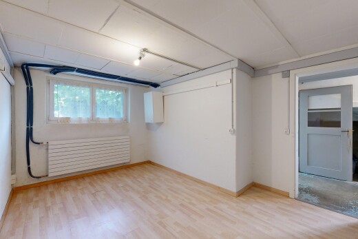 leerer raum mit drywall, gipskartonwand, inside property, natürliches licht, und wood finish floor