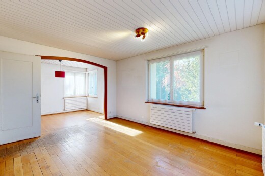 leerer raum mit kühler, gewölbte gehwege, gipskartonwand, drywall, und holzfußboden